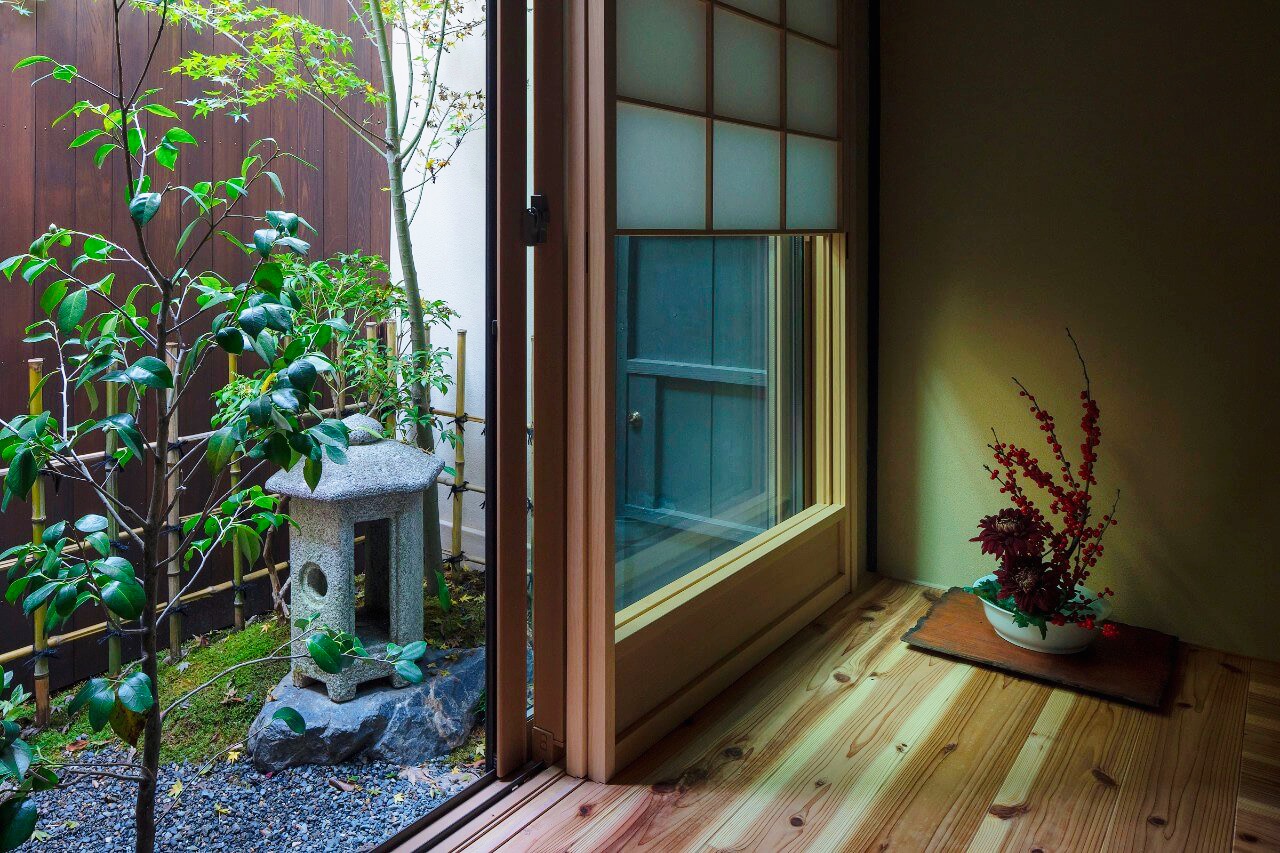 Tsuboniwa Garden with ‘Oki-dōrō’ Lantern– Machiya House Features