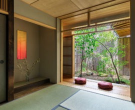 自然と調和する町家の土壁の優しさ