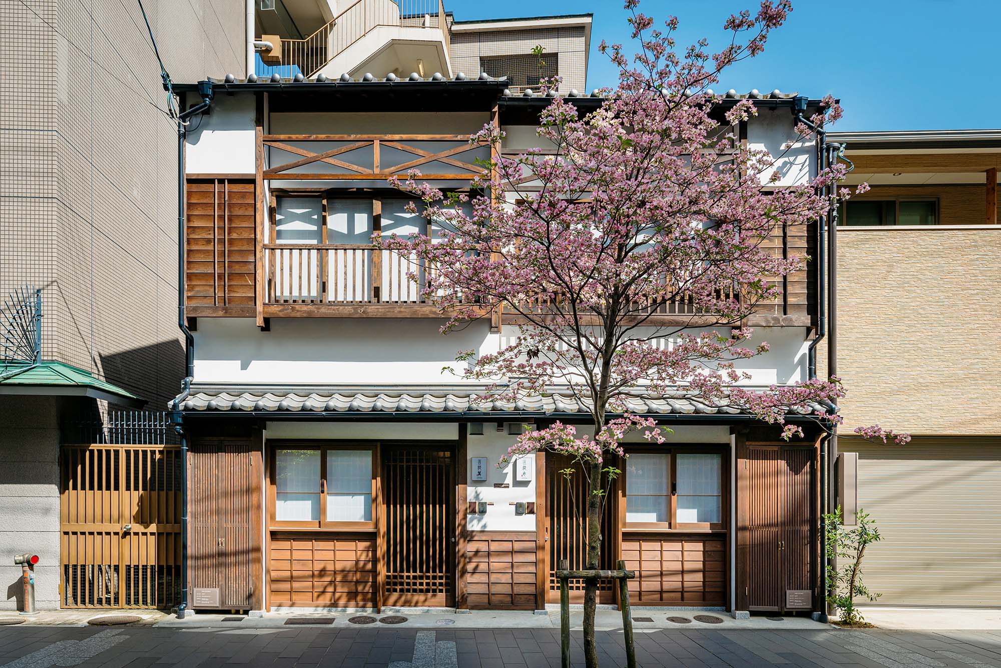 花衣 – はなごろも 〈一棟貸し町家〉