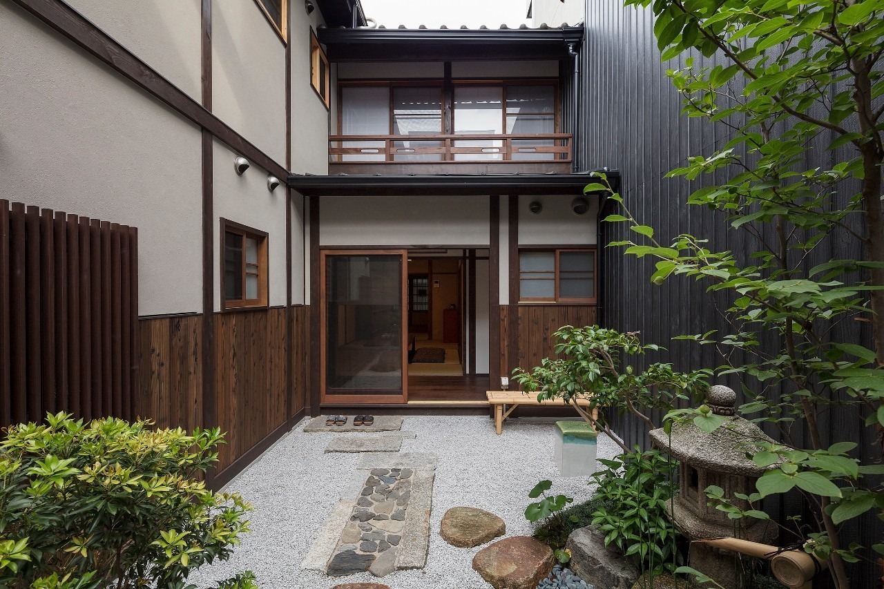 京都の伝統文化を感じさせる大きな坪庭を誇る町家