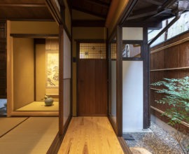 木の柔らかさと鉄の硬さを強調したユニークな町家