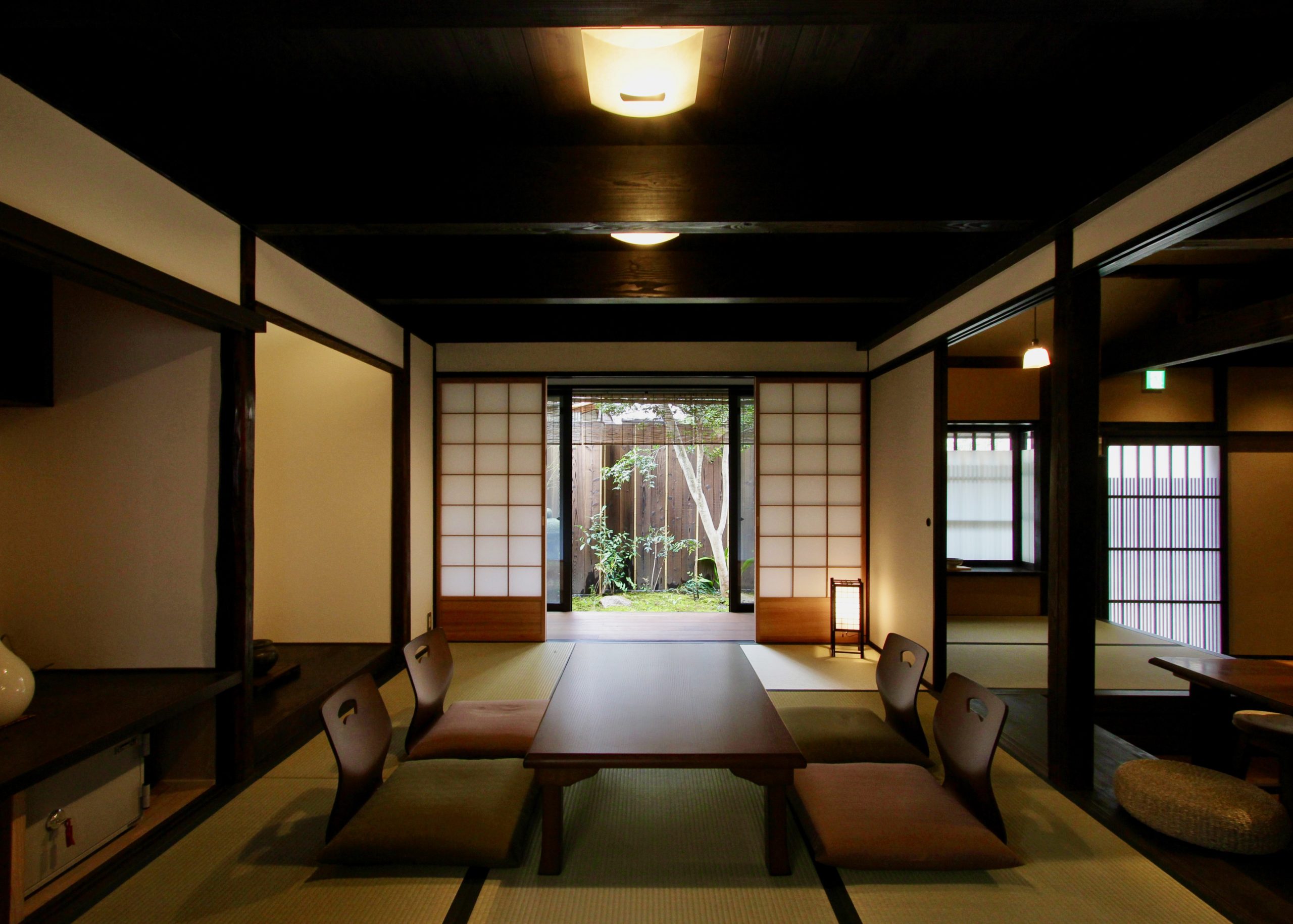 大正時代から建つ、2つの庭を持つ町家