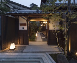 花鳥風月の名にふさわしい白川に佇む4連棟の町家宿