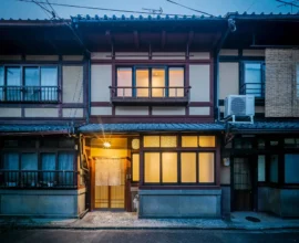 町家の玄関を彩る暖簾