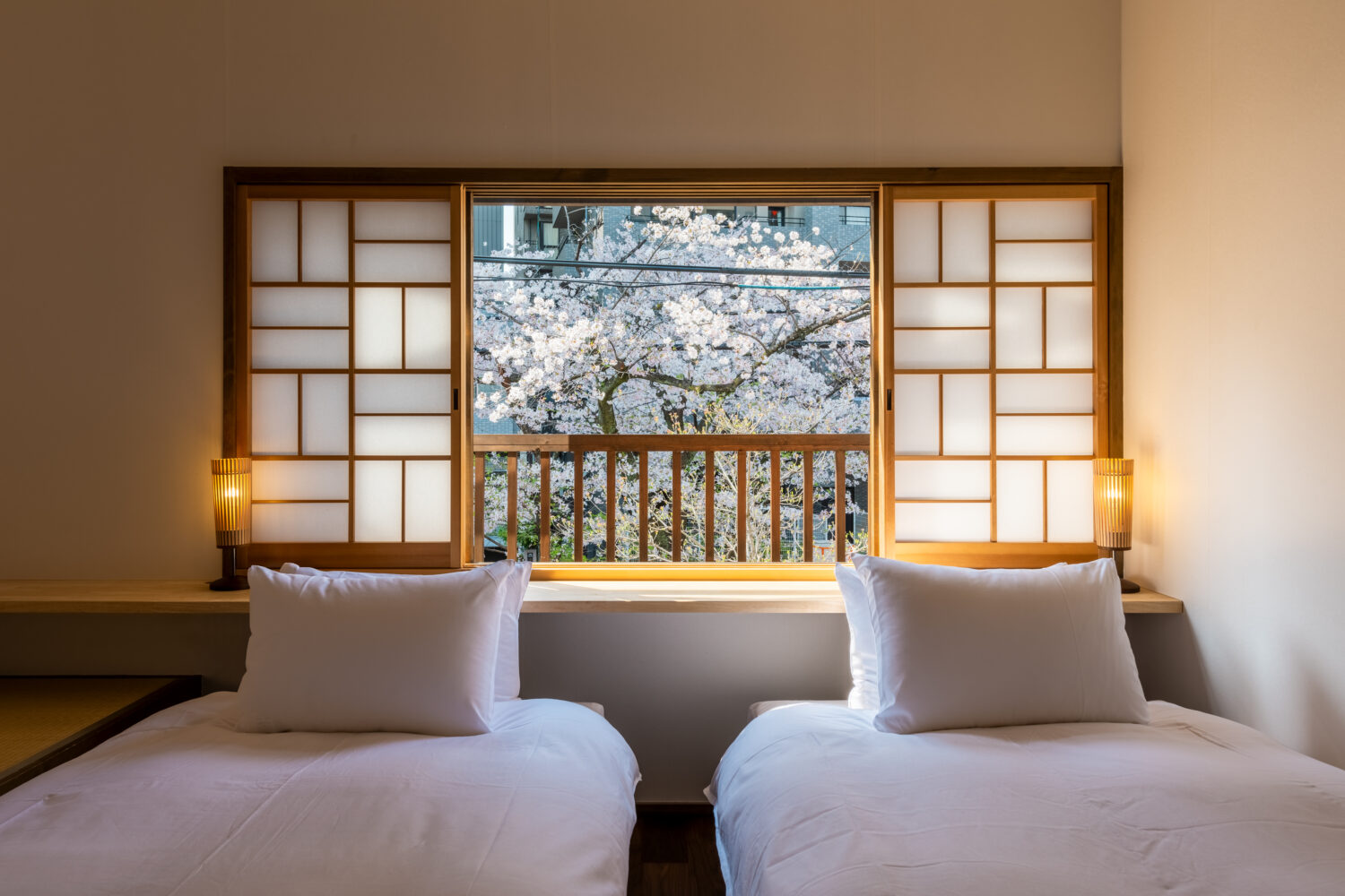 目前に桜並木が広がる高瀬川沿いの町家宿