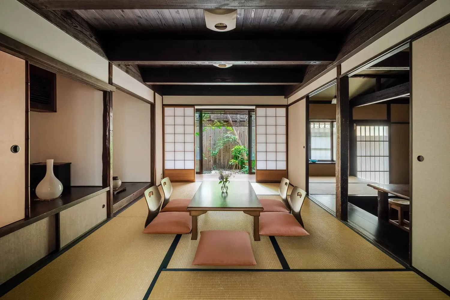 大正時代から建つ、2つの庭を持つ町家